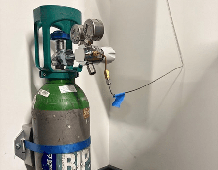 Bouteille Argon B5 arrimée au mur avec sabot de fixation