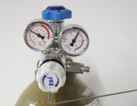 Détendeur double étage sur bouteille d'hélium